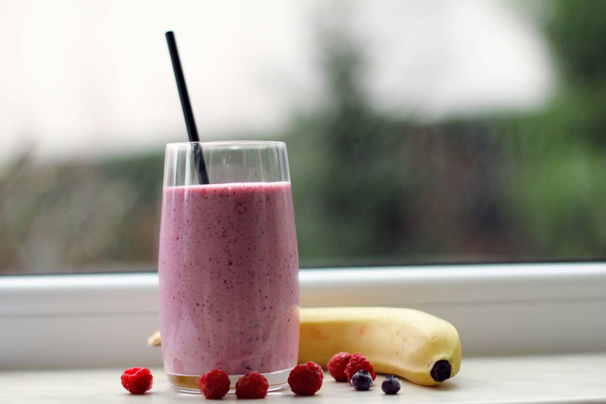 Fresh organic smoothie blend recipe ingredients laid out on marble counter